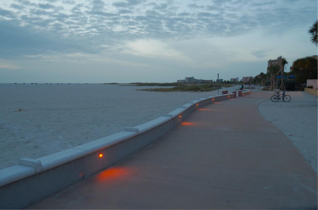 Page Terrace Beachfront Hotel เซนต์พีทบีช ภายนอก รูปภาพ